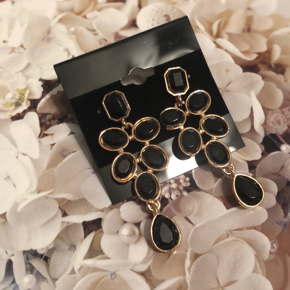 Jewelry - Black and gold drop earrings